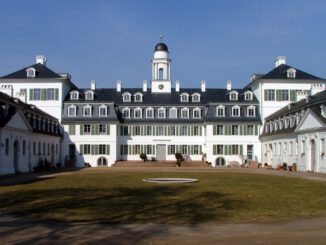 Führung durch Rumpenheimer Schlosspark beleuchtet Adelshistorie und Gartenanlage