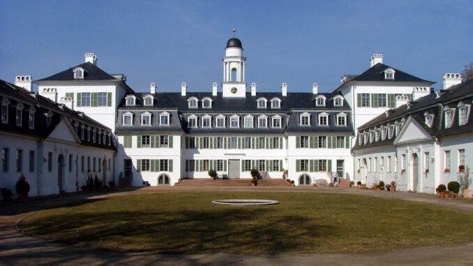 Führung durch Rumpenheimer Schlosspark beleuchtet Adelshistorie und Gartenanlage