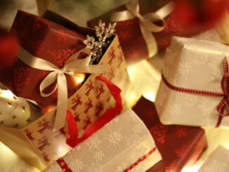 Kelsterbach: 125 Geschenke aus Weihnachtswunschbaum an Kinder verteilt