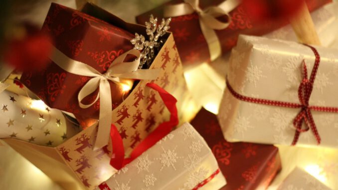 Kelsterbach: 125 Geschenke aus Weihnachtswunschbaum an Kinder verteilt