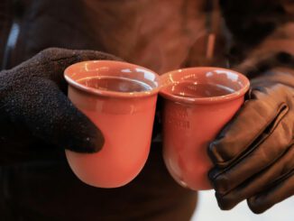 Kinder eröffnen Winterfeuerfest an der Hartmutschule trotz Regen und mit Musik