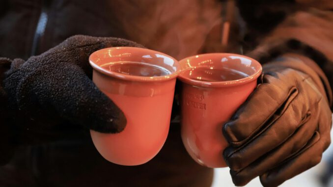 Kinder eröffnen Winterfeuerfest an der Hartmutschule trotz Regen und mit Musik