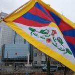 Kreis Offenbach hisst tibetische Flagge vor dem Kreishaus in Dietzenbach